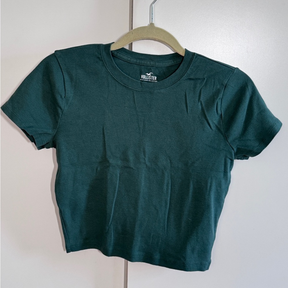 Hollister Dark Green Cropped Baby Tee Must-Have Collection (M)